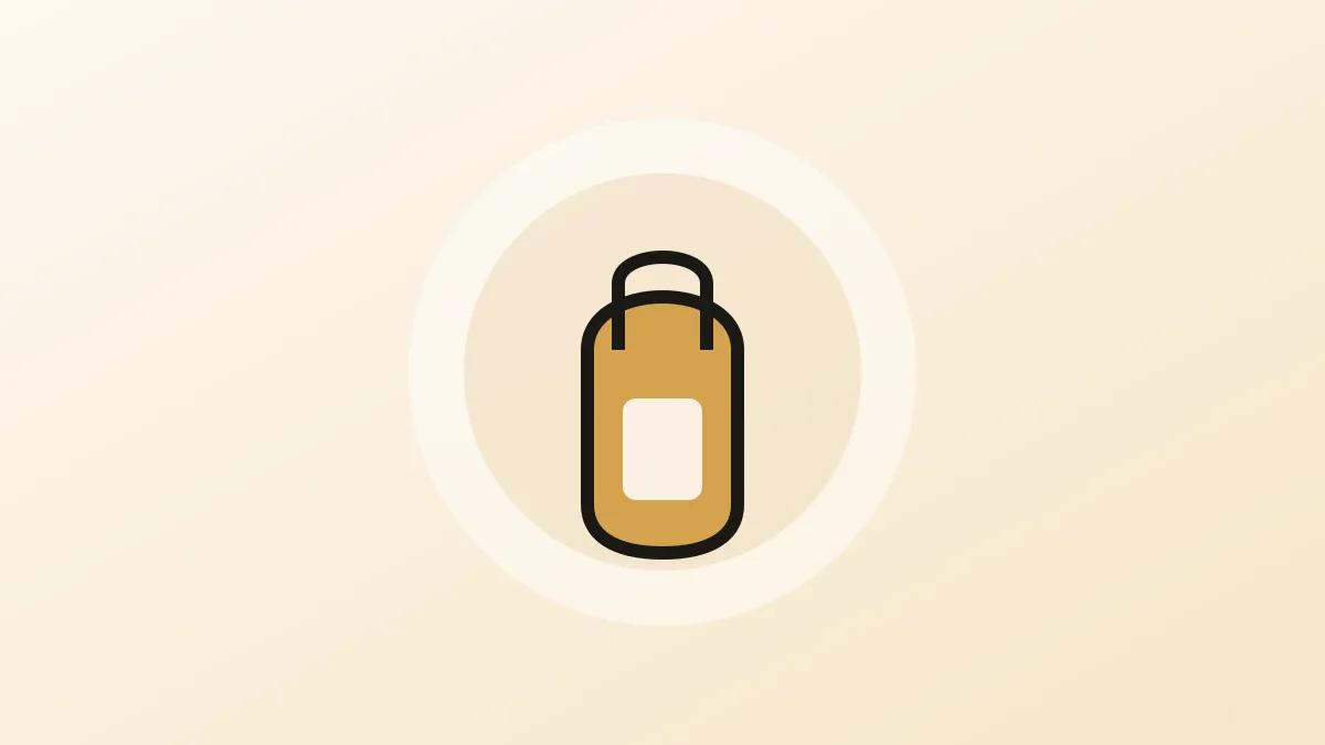 Mujer viajera repartiendo billetes y tarjetas de emergencia entre distintos compartimentos de su equipaje